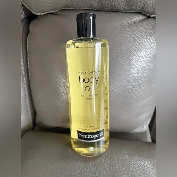 Neutrogena Light Sesame Body Oil in Pale Yellow - Picture 2 of 4